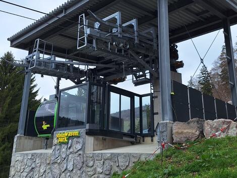 Kompaktseilbahn fährt im Steinwasen-Park im Schwarzwald
